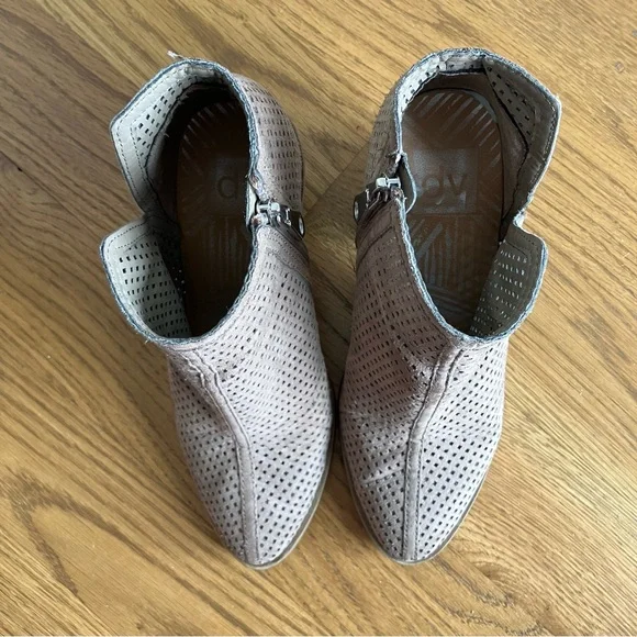 DV by Dolce Vita Perforated Tan Ankle Booties Stacked Heel Side Zip Size 7 - Picture 6 of 10